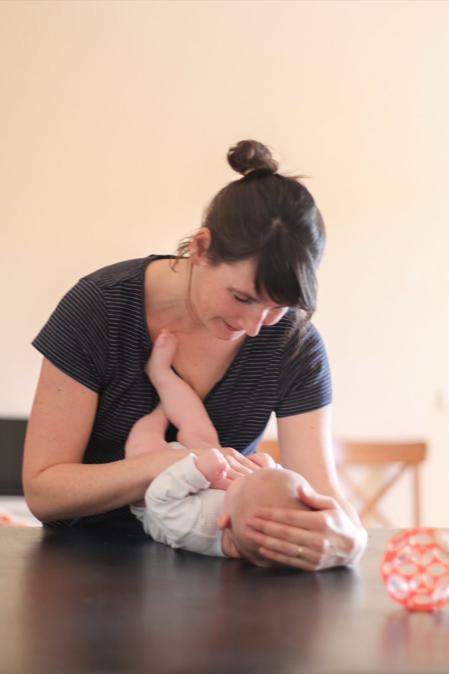 Physiotherapeutin Verena Irndorfer bei der Arbeit mit einem Säugling in der Praxis